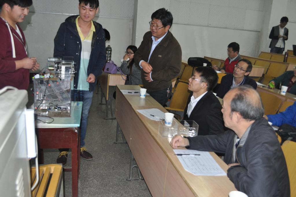 成人影视片
刘福建等同学对作品进行介绍